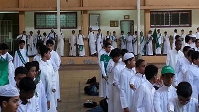 مدارس جدة السعودية تستقبل الطلاب والطالبات بالورود.. وأختبارات لـ
