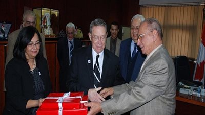 رئيس الأهرام الكندية وأوشن كونتى الأمريكية يتبادلان الهدايا التذكارية