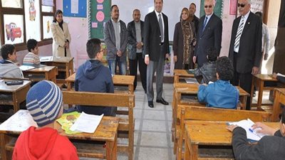 بالصور| محافظ أسيوط يتفقد لجان امتحانات الشهادة الابتدائية