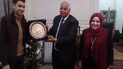 بالصور| محافظ القاهرة يستقبل الطالب الاول علي العالم في البحث  والاختراع