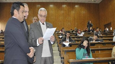 بالصور| رئيس جامعة المنيا يتفقد لجان امتحانات السياحة والفنادق رياض الأطفال