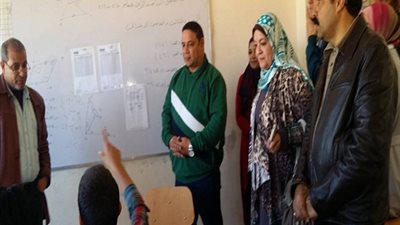 بالصور| وكيل تعليم دمياط يتفقد مجموعات المراجعة بمدارس ادارة دمياط الجديدة