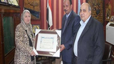 بالصور| وكيل تعليم الغربية تكرم مدير الثانوية الكهربية بطنطا