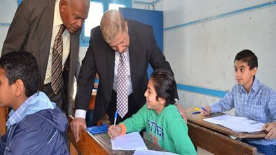 بالصور| محافظ الإسماعيلية يتفقد امتحانات الشهادة الابتدائية