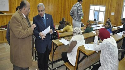 بالصور| رئيس جامعة المنيا يتفقد سير الامتحانات بكلية الآداب.. ورصد 67 حالة غش