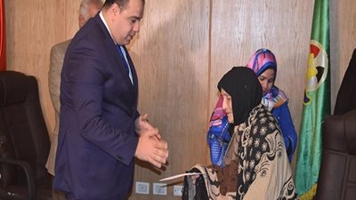 بالصور| محافظ الفيوم يكرم سيدة مسنة قامت بمحو أميتها والتحقت بالشهادة الإعدادية