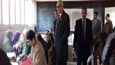 بالصور| وكيل تعليم أسيوط يتفقد أعمال تصحيح الشهادة الإبتدائية.. ويؤكد: التأنى في تقدير الدرجات