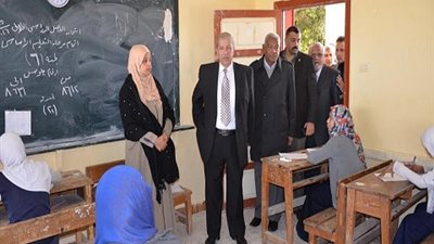 بالصور| محافظ الاسماعيلية يتفقد امتحانات الشهادة الاعدادية