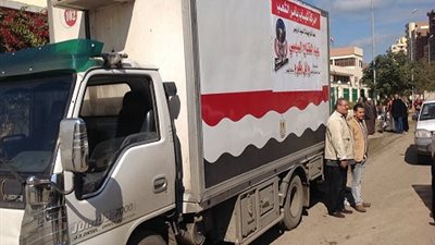 بالصور| سيارات متنقلة لبيع اللحوم والسلع الغذائية بأسعار مدعمة بالفيوم