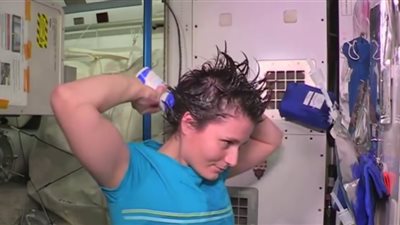 بالفيديو.. رائدة محطة الفضاء الدولية تعرض كيفية 