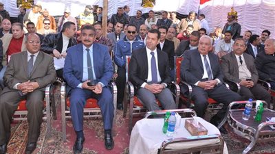 بالصور.. محافظ أسيوط يضع حجر أساس مشروع طريق الهضبة الغربية