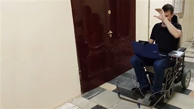 العلماء الروس يخترعون كرسيا للمُقعدين يُتحكم فيه بقوة التفكير