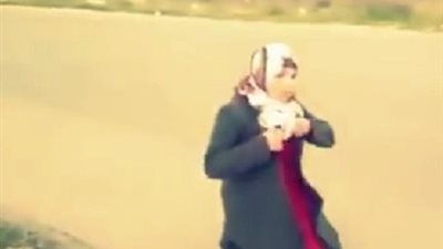 شاهد| جنود اسرائليين يجبرون فتاة فلسطينية علي خلع ملابسها قبل اعتقالها