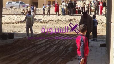 بالصور.. محافظ أسيوط: تشكيل لجنة هندسية لتحديد مدى سلامة العمارات السكنية بقرية درنكة