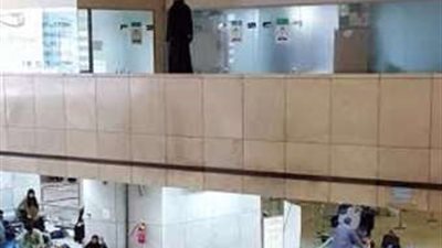 فيديو : أنقاذ فتاة سعودية اثناء محاولتها الانتحار داخل مطار جدة 