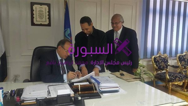 المحافظ اثناء اعتماد