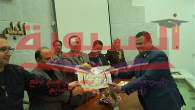 وكيل تعليم مطروح يكرم أعضاء القافلة التعليمية 