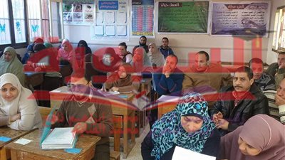 بالصور.. برافو تلاميذ بدر الاعدادية بديروط.. نجحوا فى طباعة أول مجلة باللغة الانجليزية