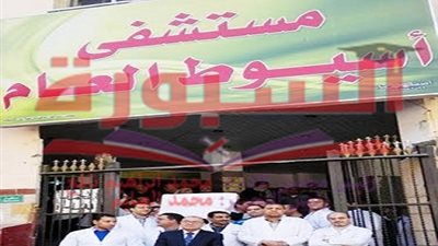 بالصور.. أطباء أسيوط يرفعون شعار 