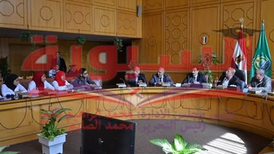 بالصور.. طلاب التمريض لمحافظ الاسماعيلية: 