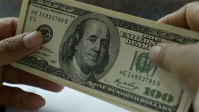 الدولار يتراجع أمام الجنيه بـ