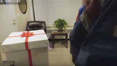 بالفيديو.. فتاة تعد مفاجأة غير متوقعة لحبيبها في عيد الحب