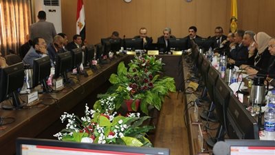 جامعة بني سويف : فصل استاذ بطب بشري ومطالبته برد 200 ألف جنيه 