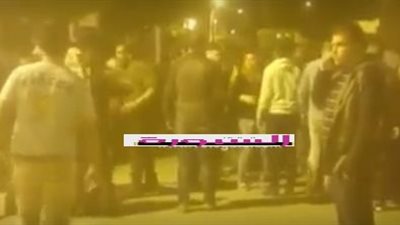 فتاة تدخل فى نوبة بكاء بسبب التحرش بحفل محمد منير بجامعة القاهرة