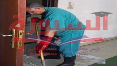 بالصور.. صدق أو لا تصدق.. رئيس قسم جراحة الاطفال بمستشفى جامعة أسيوط ينظف حمامات المرضى.. ويفرش 