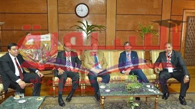 كبير جراحيّ الصدر الإسباني يشيد بجامعة أسيوط ومستشفياتها