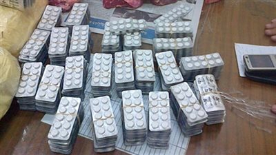 مباحث أسيوط : ضبط مأمور ضرائب وصاحب محل وبحوزتهم  10 الاف قرص مخدرات