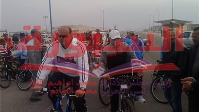 محافظ مطروح يشارك الطلاب فى ماراثون الدراجات ويكرم الفائزين 