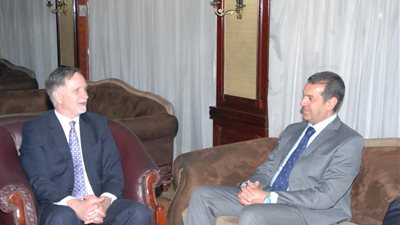 بالصور| محافظ أسيوط يلتقي السفير الامريكي خلال زيارته لتفقد مشروعات الوكالة الامريكية 