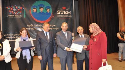 بالصور| الهلالى يكرم خريجى مدارس المتفوقين 2014/2015