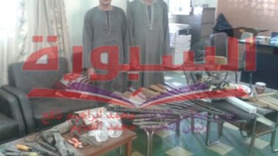 عمال خياطة يديرون ورشة لتصنيع الاسلحة بأسيوط