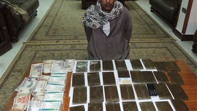 ضبط عاطلا يوزع الحشيش 