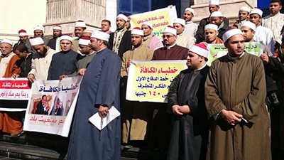 وقفة احتجاجية لخطباء المكافأة للمطالبة بتعيينهم 