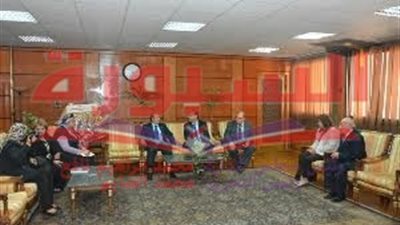 رئيس جامعة أسيوط يستقبل وفد البنك الدولى