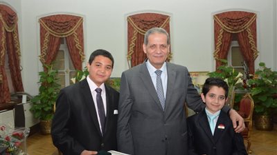 بالصور| الهلالي يكرم طالبين لتفوقهما العلمى