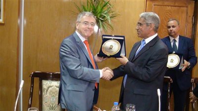 بالصور| رئيس جامعة جنوب الوادي يبحث مع السفير الالماني اوجه التعاون العلمي و الثقافي