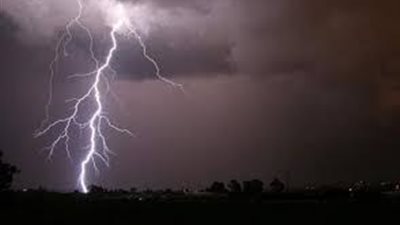 برق ورعد فى سماء الإسماعيلية والمحلات تغلق أبوابها