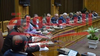 محافظ الإسماعيلية يستعرض خطة الأبنية التعليمية للعام المالى الحالى