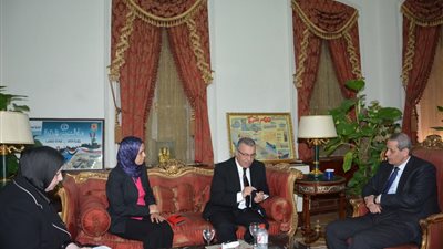 الهلالى يبحث تطوير 50 مدرسة بالتعاون مع 