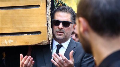 بالصور| راغب علامة يشيع جثمان والده  