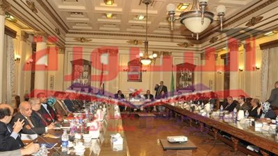 رئيس جامعة القاهرة يناقش خطط تطوير العملية التعليمية ونظم الامتحانات