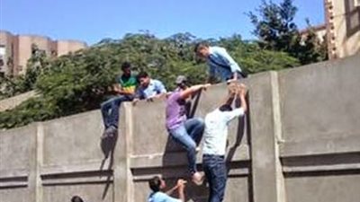 وما زال مسلسل هروب الطلاب من على الأسوار مستمر