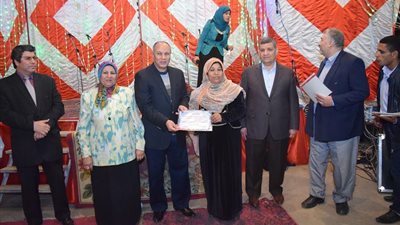 بالفيديو| رئيس جامعة سوهاج يكرم 20 ام مثالية بالمدن الجامعية 