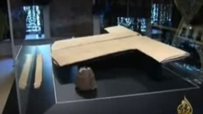 بالفيديو| شاهد المفاجأة.. بردة الرسول الكريم تحت المجهر.. وماذا حدث؟