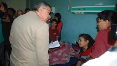 محافظ سوهاج يزور 12 طالبة اصبن بتسمم غذائي داخل المدرسة 