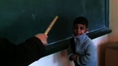 التعليم: استبعاد مدير مدرسة  بالجيزة بسبب قيامه بمعاقبة التلاميذ باستخدام العصا